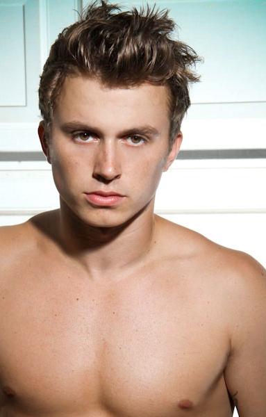 Kenny wormald fr n centre stage turn it up Han hade as snygg mage BTW